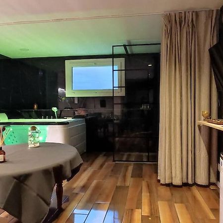 Studio Paisible Et Balneo Vezin-le-Coquet Kültér fotó